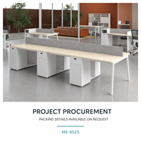 Bureau de travail commercial moderne double face avec dessus imitation bois, écrans d'intimité gris et rangement sur piédestal