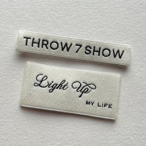 ป้ายทอผ้าสำหรับเสื้อผ้า ป้ายผ้าซาตินทอแบบกำหนดเอง ออกแบบแฟชั่นตามสั่ง ป้ายเสื้อผ้าแบบกำหนดเอง ป้ายทอผ้าสำหรับเสื้อผ้า - Product Image 1