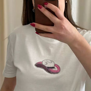 T-shirt blanc personnalisé pour femme à manches courtes avec broderie perlée et motif chapeau rose, haut décontracté d'été pour femme - Product Image 1