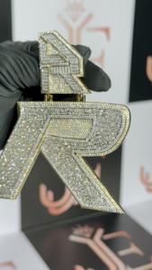Colgante de letra R personalizado con diamantes de moissanita, chapado en plata de ley 925, estilo hip hop, al precio más bajo. - Product Image 4