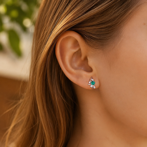 Boucles d'oreilles clous tendance en argent plaqué avec pierres vertes rondes taille brillant et motif feuille pour femme, idéales pour mariage et soirée - Product Image 6