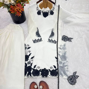 ชุดคุर्ติผ้าไหมปักลายชาติพันธุ์สีขาวดำสำเร็จรูปพร้อมผ้าคลุมไหล่ ชุดปัญจาบ - Product Image 1