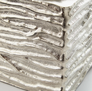 Florero clásico de metal de aluminio con forma de trofeo de inspiración vintage con artesanía duradera para una decoración floral elegante - Product Image 3