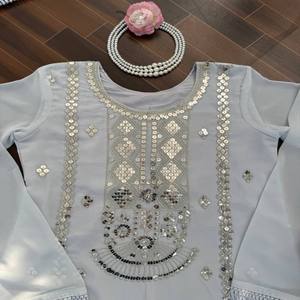 VASTRA COTTAGE Traje Sharara de Georgette Sintético con Bordado de Hilo y Lentejuelas, Conjunto de Top y Dupatta de Diseño con Encaje Elegante para Mujer - Product Image 2