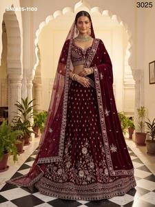 Ensemble de mariage en velours avec broderies Zari, sequins, cristaux et diamants, coupe trapèze, couleur bordeaux, Lehenga-Choli-Double Dupatta, exportateur indien - Product Image 5