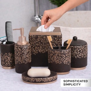 Ensemble d'accessoires de salle de bain luxueux en or à motifs floraux, parfait pour les occasions spéciales, les anniversaires de mariage et les cadeaux, provenant d'Inde. - Product Image 4