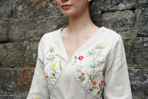 Vestido de Lino Hecho a Mano con Bordado Floral, Elegante Escote en V y Mangas Tres Cuartos con Volantes, Vestido Largo Transpirable de Primera Calidad - Product Image 3