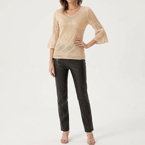 Blusa de punto con cuello en V y manga acampanada para mujer, diseño hueco de ganchillo, transparencias de tres cuartos, elegante, casual, ajuste regular, beige - Product Image 1