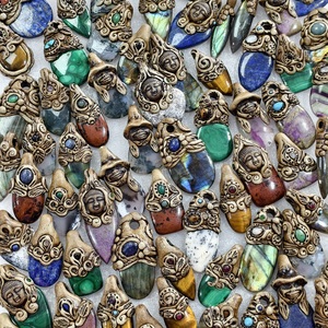 Pendentif en argile polymère avec pierres précieuses naturelles mélangées pour la fabrication de bijoux - 35x19x11mm 60x25x11mm Moyenne 75 carats - Product Image 4