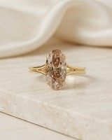 Bague de fiançailles et de mariage en or jaune 14 carats avec zircone cubique taille ovale Moval couleur champagne, à double griffe dissimulée et motif tournesol
