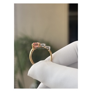 Magnifique bague de fiançailles en diamant de laboratoire taille radiant Trilogy, 3,55 carats, sertie à griffes, or 14 carats, bijoux de créateur pour mariée - Product Image 3