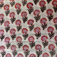 Tissu en coton imprimé à la main CHHAAPE avec motif floral rouge Buti |   Textile artisanal indien pour femmes adultes