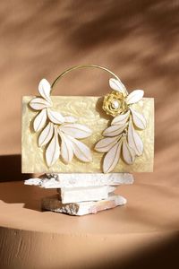 Bolso de mano de resina epoxi adornado de alta demanda con asa metálica para eventos, fiestas festivas, bolso elegante y moderno. - Product Image 5
