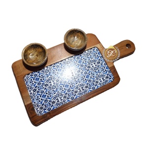 ถาดไม้อาเคเซียทรงสี่เหลี่ยมผืนผ้าพร้อมชิปและชามจุ่มถาดเสิร์ฟอเนกประสงค์สำหรับพิซซ่าของว่างชีสและอาหารเรียกน้ำย่อย - Product Image 1