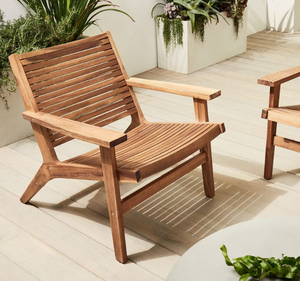 Ensemble de jardin minimaliste en teck massif pour hôtel, avec banc en bois, deux fauteuils, table basse ronde, imperméable et écologique - Product Image 2