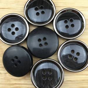 Botón de cuerno negro de búfalo, el más vendido y de mejor calidad, ampliamente utilizado en la confección de alta gama, incluyendo trajes de hombre a medida y abrigos de invierno. - Product Image 5