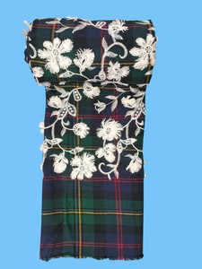 Tissu à carreaux brodé floral 3D de luxe en promotion – Base en coton tartan vert foncé et bleu marine avec fleurs en relief blanc ivoire - Product Image 2