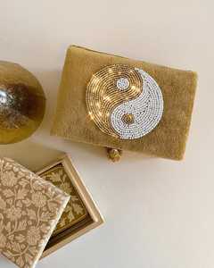 NOUSHAD ARTISANAT - Magnifique boîte à bijoux moderne de luxe en velours brodé de Zari et de perles de verre, avec compartiments cachés - Product Image 1