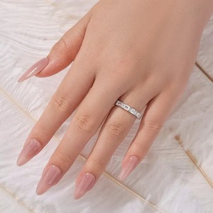 Elegante anillo de boda de moissanita 925 con corte esmeralda en plata de ley chapada en oro blanco para venta al por mayor desde India. - Product Image 5