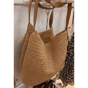 Sac fourre-tout The Shoreline Ember en raphia doré et jute, avec des incrustations de jonc de mer et de rotin pour une ambiance insulaire au coucher du soleil - Product Image 2