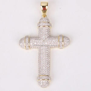 Colgante de cruz estilo streetwear con diamantes de moissanita premium y un look audaz - Product Image 1