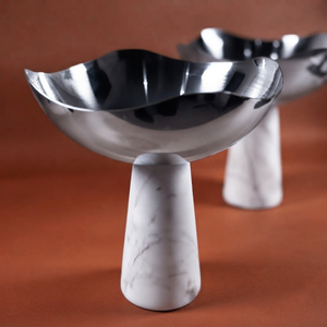 Cuenco de chocolate ondulado con acabado cromado metálico, equilibrado sobre una impresionante base de pedestal de resina blanca sólida, radiando un encanto moderno y lujoso. - Product Image 2