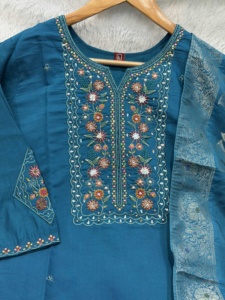 Ensemble Kurti de créateur en viscose pure et soie de mangue - Product Image 3