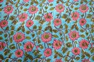 Tela de Algodón Estampada a Mano con Diseño Floral Azul Agua |   Material de decoración con motivos de enredaderas rosas y verdes. - Product Image 4