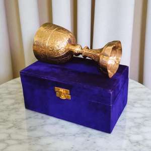Calice en laiton gravé, gobelet à vin vintage avec boîte en velours bleu, coupe à vin de communion avec motif royal en relief, décoration d'intérieur - Product Image 5
