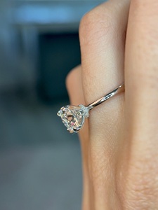 Bague de fiançailles avec halo caché en diamant rond brillant cultivé en laboratoire de 2,50 carats, or blanc 14 carats, certifiée IGI. - Product Image 5