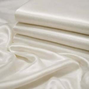 Tissu satiné en polyester pur, qualité export, surface lisse et brillante, tombé fluide et doux, pour robes de soirée, lingerie et articles décoratifs. - Product Image 4