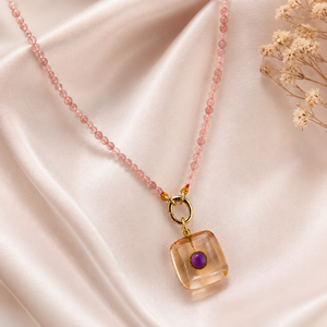 Collier artisanal rose à facettes pour femme avec pendentif carré en cristal et fermoir doré – Bijou classique pour soirée - Product Image 5