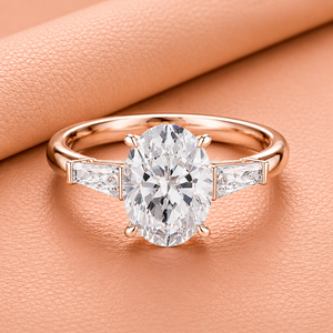 Bague de fiançailles en diamant taille ronde avec baguette conique, classique pour femme, diamants de laboratoire certifiés IGI - Product Image 1