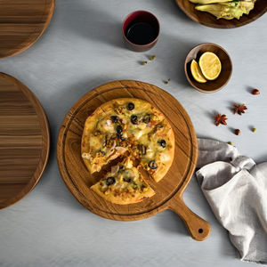 Planche en bois antidérapante tendance de 14 pouces x 10,5 pouces x 0,6 pouces d'épaisseur pour servir et couper les pizzas, lavable au lave-vaisselle avec poignée pratique - Product Image 6