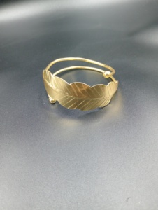 Bracelet manchette en or plaqué or Amaira Jewels, design minimaliste classique, bijoux de luxe unisexe, bijoux de mariage pour femmes du Rajasthan - Product Image 2
