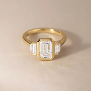Anillo de Diamante Cultivado en Laboratorio con Corte Esmeralda de 2.30CT, Engastado en Bisel, con Piedras Laterales en Forma de Baguette, Oro Amarillo de 14K, Venta al Por Mayor - Product Image 1