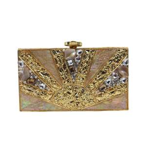 Pochette indienne artisanale en laiton et nacre avec détails en pierres de cristal diagonales, accessoire de soirée de luxe. - Product Image 1