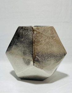 Vase en laiton de luxe, support floral artistique, accent décoratif vintage pour la décoration intérieure moderne - Product Image 3