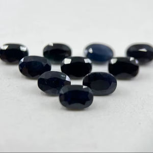 Saphir noir facetté de forme ovale, pierres précieuses en vrac, tailles variées de 4x3mm à 9x7mm, lot calibré pour la fabrication de bijoux - Product Image 1