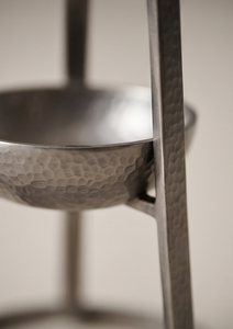 Support de bougie moderne minimaliste en métal, trépied, finition argentée élégante, texture moulée, candélabre architectural de table - Product Image 3