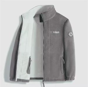 Sudadera ecológica con un hermoso patrón de punto bordado con diseño de caniche. - Product Image 1