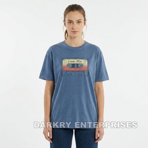 T-shirt personnalisé pour femme avec motif cœurs et constellations dorés, impression nuit étoilée, en coton noir, fabriqué sur mesure - Product Image 3