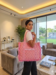 Bolsa de Mano Acolchada de Algodón Hecha a Mano, con Estampado Floral, Reversible, Personalizada, Grande, con Volantes - Product Image 3