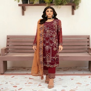 Robes panjabi pakistanaises brodées en mousseline de soie pour femmes sur des costumes trois pièces en mousseline de soie Designers pakistanais par Ramsha Vol V-26 - Product Image 1