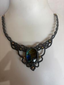 Collier ras du cou en macramé fait main avec labradorite, perles en laiton tissées, style bohème, bijoux fantaisie en pierres précieuses, vente en gros - HARI OM CREATIONS - Product Image 1