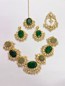 Ensemble collier et boucles d'oreilles de mariée SWARAV, design Haathipada vert, plaqué or 18 carats, laiton, pierres naturelles, perles d'imitation - Product Image 1