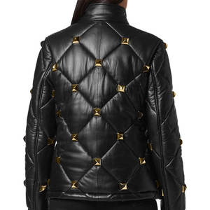 Chaqueta acolchada de cuero PU negro personalizada con remaches dorados, cuello alto, manga larga, a prueba de viento, para mujer. - Product Image 5