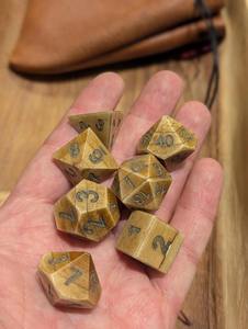 Jeu de dés rustiques faits à la main en os naturel avec finition ivoire antique, chiffres gravés, accessoire de jeu de table, artisanat naturel - Product Image 2