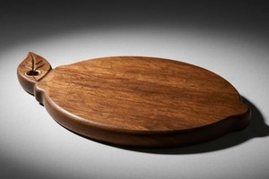 Planche à découper en bois de manguier teinté noyer, en forme de citron, avec poignée en forme de feuille et anneau en laiton - Product Image 4