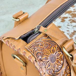 Sac Speedy en cuir avec motif floral embossé, fermeture éclair, panneau en cuir de vachette marron, détail pompon, style décontracté - Product Image 5